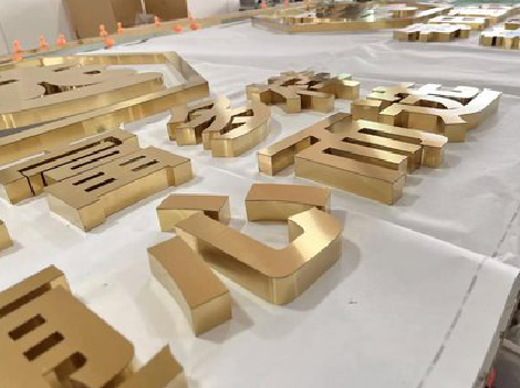 禄丰拉丝不锈钢字的特点。